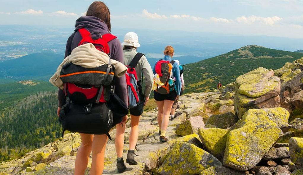 Cum să alegi haine pentru turism și activități în aer liber?