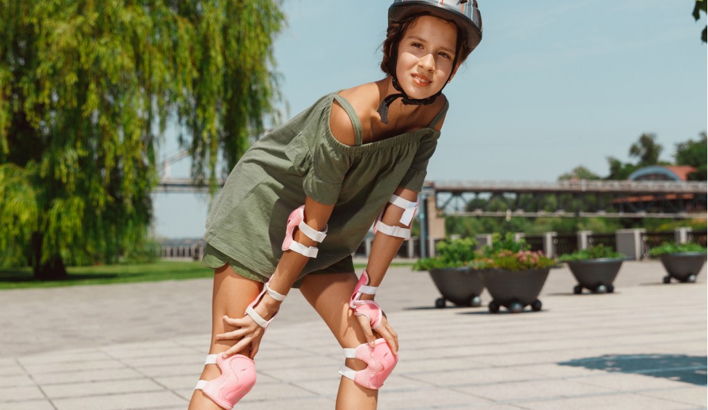 Cum să alegi protecție pentru patinaj cu role, scutere și skateboard-uri? | Sportlandia Cum să alegi protecție pentru patinaj cu role, scutere și skateboard-uri?